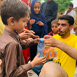 Frivillige Hjælpere fra på tværs af Pakistan tilvejebringer assister, medicin, mad og vigtige forsyninger til dem, der er påvirket af oversvømmelserne.