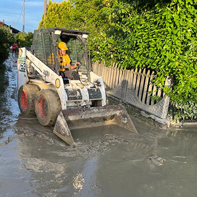 Dans la ville de Cesena, l’une des zones les plus touchées, une équipe de VM enlève la boue et les débris dans la rue avec l’aide d’un bulldozer Bobcat et d’un camion. Ils ont emmené tous les débris et les meubles endommagés dans des décharges.