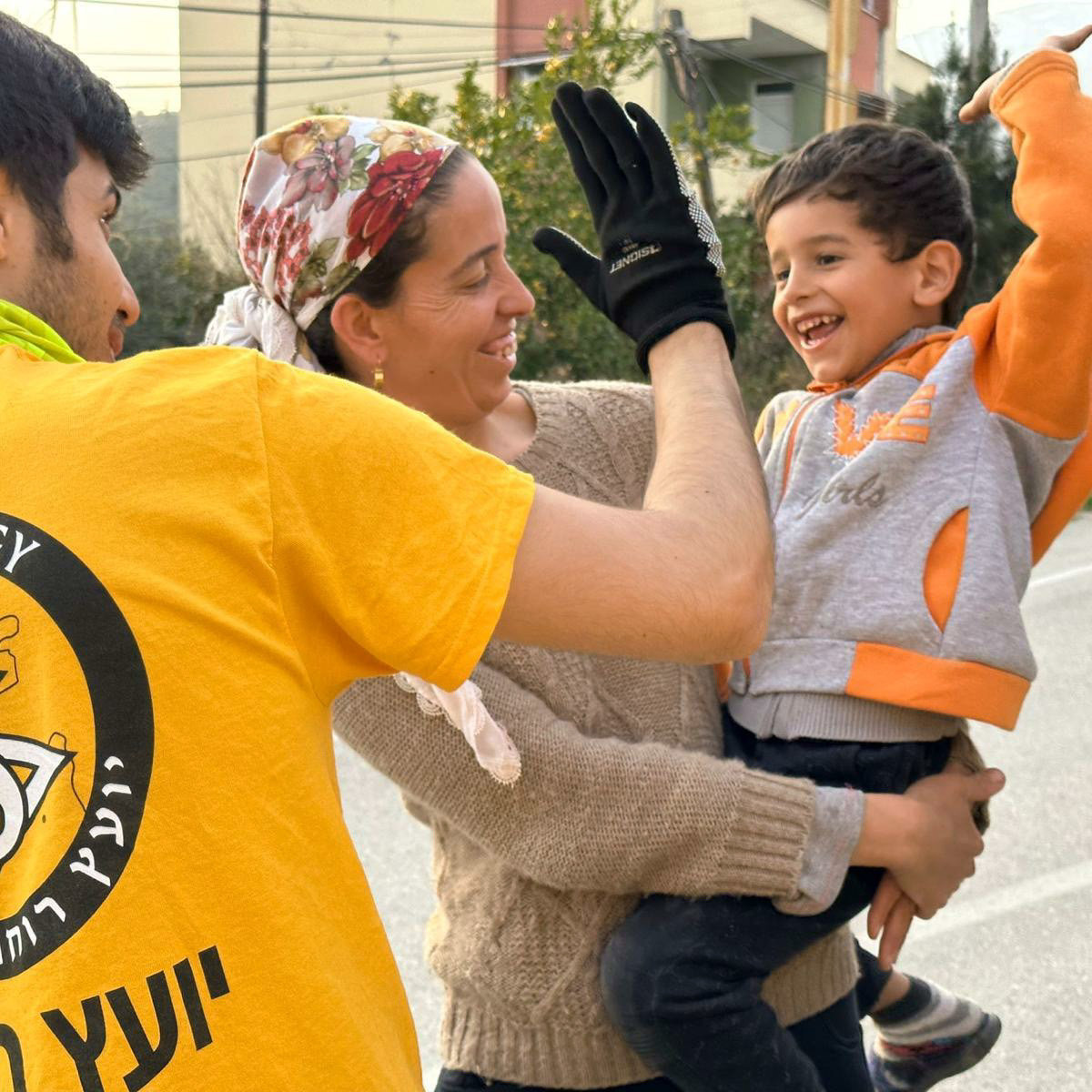 Eine Schlange von Flüchtlingen, die auf der Suche nach Nahrung und lebenswichtigen Hilfsgütern sind, kommt in der Scientology Mission in Chişinӑu, Moldawien, an, die als vorübergehender Unterschlupf und Verteilungspunkt dient.