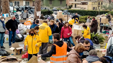 Os Ministros Voluntários Levam Ajuda Humanitária aos Refugiados