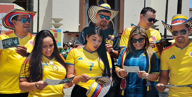 En DFW-frivillig deler ut hefter til supportere nær Ángel de la Independencia-monumentet i Mexico City (til venstre). Colombianske supportere mottar hefter i Los Angeles – én av de 16 vertsbyene for VM der DFW-teamene spredde budskapet.
