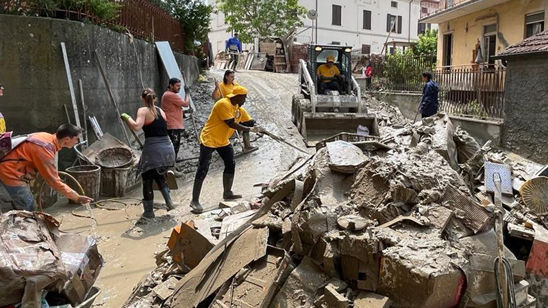 Dans la ville de Cesena, l’une des zones les plus touchées, une équipe de VM enlève la boue et les débris dans la rue avec l’aide d’un bulldozer Bobcat et d’un camion. Ils ont emmené tous les débris et les meubles endommagés dans des décharges.
